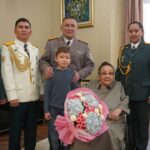 Алматыда әскери қызметшілер Бибігүл Төлегенованы туған күнімен құттықтады