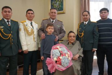 В Алматы военнослужащие с оркестром поздравили Бибигуль Тулегенову с днем рождения