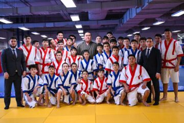 Жапонияда ел намысын қорғап жүрген кәсіпқой сумошы Ерсін Балтағұл қазақстандық спортшылармен және жас балуандармен жүздесті