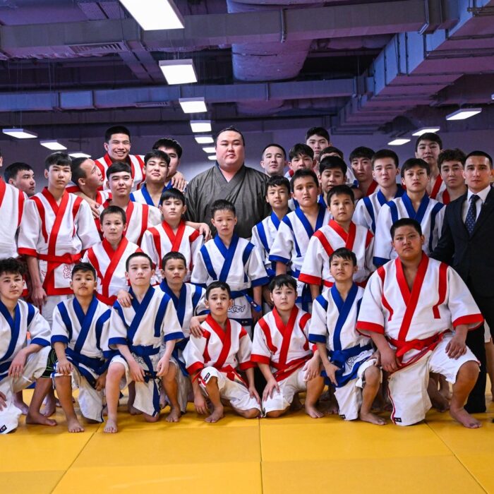 Жапонияда ел намысын қорғап жүрген кәсіпқой сумошы Ерсін Балтағұл қазақстандық спортшылармен және жас балуандармен жүздесті