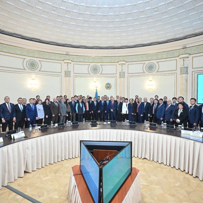 МӘУЛЕН ӘШІМБАЕВ: КОНСТИТУЦИЯ БОЙЫНША РЕФЕРЕНДУМ – САЯСИ ЖҮЙЕНІ ДЕМОКРАТИЯЛАНДЫРУ ЖОЛЫНДАҒЫ МАҢЫЗДЫ ҚАДАМ