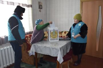 Дауыс беру учаскесіне жеке өзі келу мүмкіндігі жоқ азаматтар үшін үйде дауыс беру (көшпелі дауыс беру) ұйымдастырылды