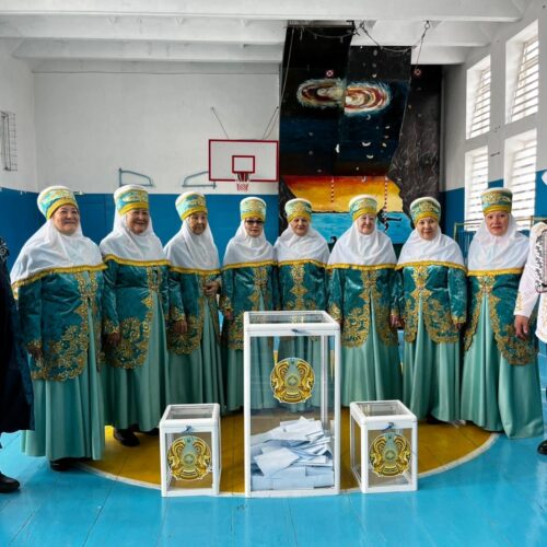 Зеренді ауданындағы сайлау учаскелерінде ак жаулыкты ажелер ерекше атмосфера қалыптастыруда