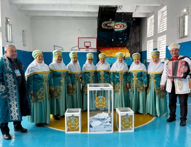 Зеренді ауданындағы сайлау учаскелерінде ак жаулыкты ажелер ерекше атмосфера қалыптастыруда