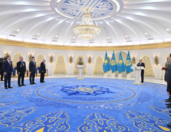 Президент Қасым-Жомарт Тоқаев Ерванд Ильинскийге «Қазақстанның Еңбек Ері» атағын тапсырды