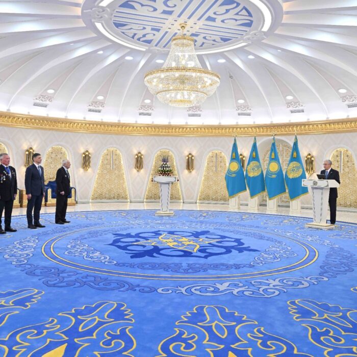 Президент Қасым-Жомарт Тоқаев Ерванд Ильинскийге «Қазақстанның Еңбек Ері» атағын тапсырды