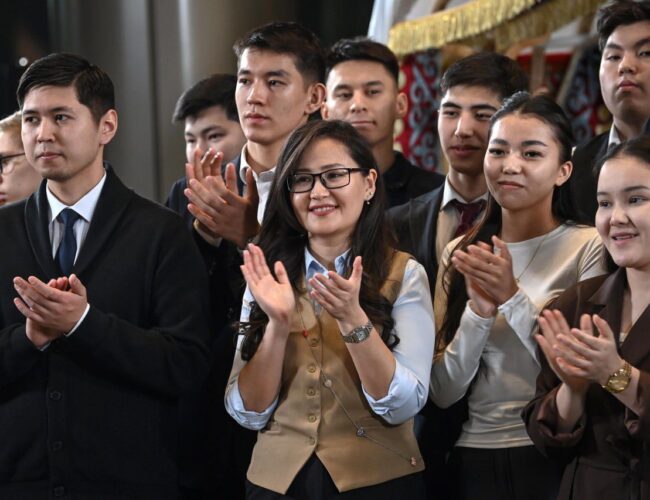 Мемлекет басшысы референдумға белсене қатысқан жастармен әңгімелесті