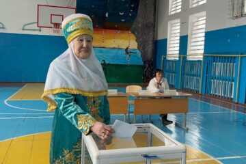 Ажелер в белых платках создают особую атмосферу на избирательных участках Зерендинского района