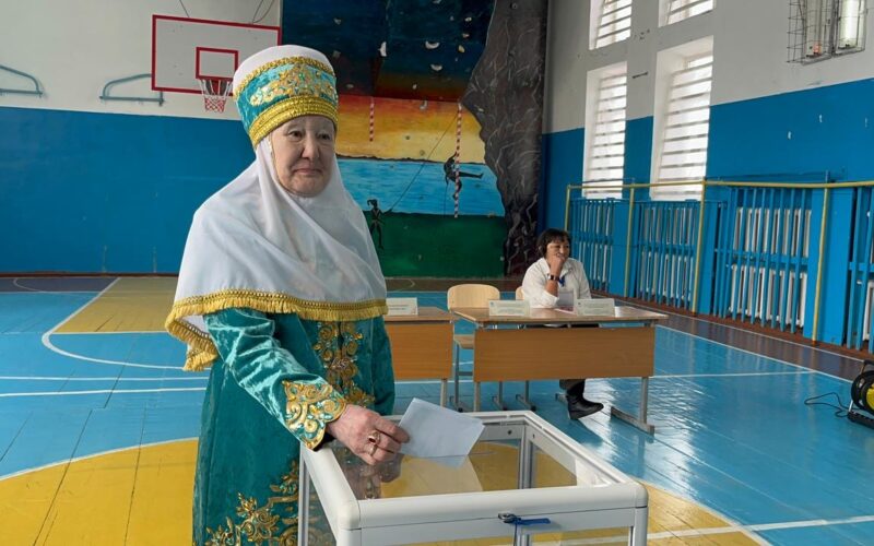 Ажелер в белых платках создают особую атмосферу на избирательных участках Зерендинского района