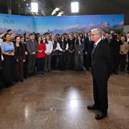 Қасым-Жомарт Тоқаев «Қазмедиа» орталығында республикалық референдум аясындағы үгіт-насихат науқанына белсенді қатысқан жастармен кездесті.