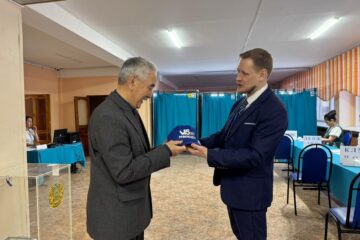 Подарки и первые голоса: как встречают избирателей на участках в Акмолинской области