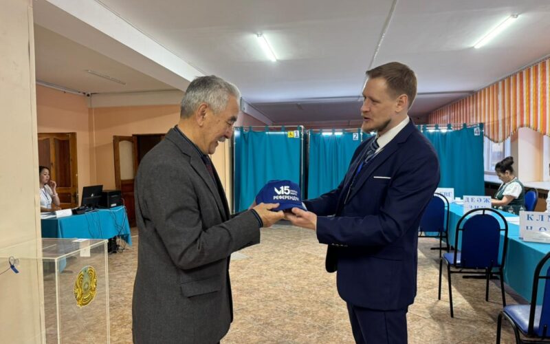 Подарки и первые голоса: как встречают избирателей на участках в Акмолинской области