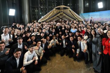 Глава государства побеседовал с молодежью, принимавшей активное участие в референдуме