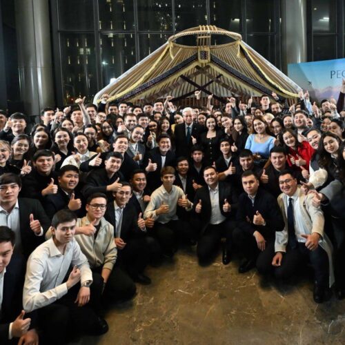 Глава государства побеседовал с молодежью, принимавшей активное участие в референдуме