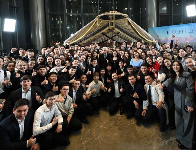 Глава государства побеседовал с молодежью, принимавшей активное участие в референдуме