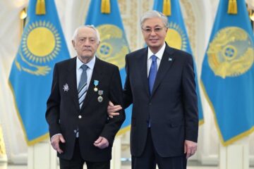 Глава государства вручил звание «Қазақстанның Еңбек Ері» Ерванду Ильинскому
