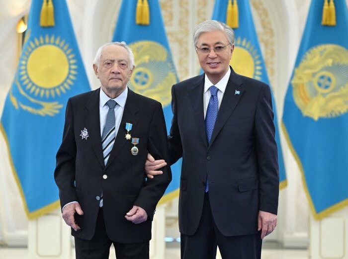 Глава государства вручил звание «Қазақстанның Еңбек Ері» Ерванду Ильинскому