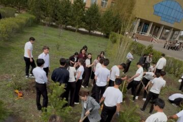 Түлектер аманаты: Қояндыда «Таза Қазақстан» акциясы аясында жас көшеттер егілді