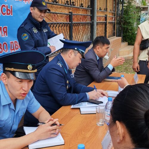 Көкшетауда полиция тұрғындармен аулаларда кездесті