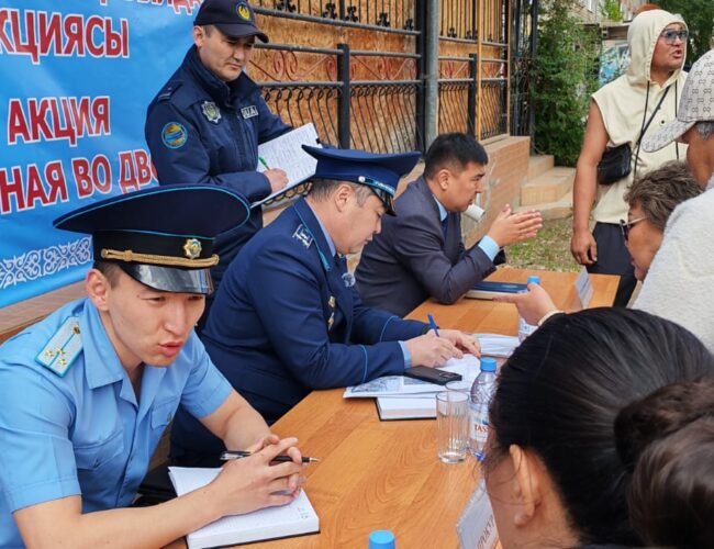 Көкшетауда полиция тұрғындармен аулаларда кездесті