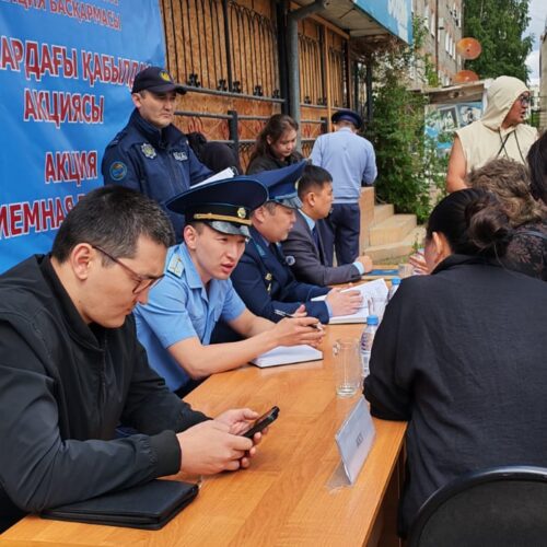 В Кокшетау полицейские встретились с жителями во дворах