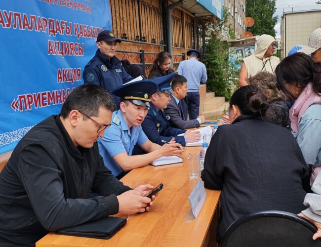 В Кокшетау полицейские встретились с жителями во дворах