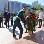 Мемлекеттік кеңесші Бауыржан Момышұлының ескерткішіне гүл шоқтарын қойды