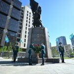 Спикер Мажилиса возложил цветы к памятнику Талгату Бигельдинову