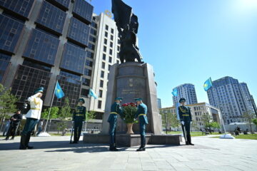 Спикер Мажилиса возложил цветы к памятнику Талгату Бигельдинову
