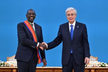 Мемлекеттер басшыларының қатысуымен ресми делегациялардың мүшелері келесі құжаттармен алмасты: