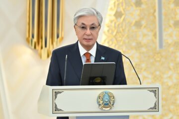 Қасым-Жомарт Тоқаев марапат иелерін құттықтап, әрқайсысының ел үшін сіңірген еңбегіне жеке-жеке тоқталды