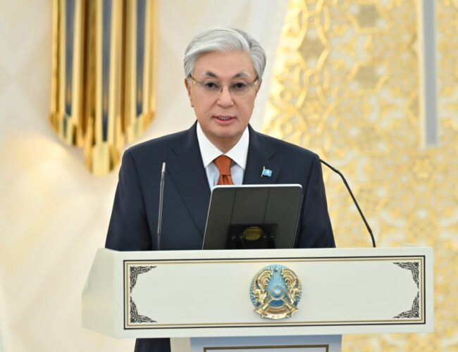 Қасым-Жомарт Тоқаев марапат иелерін құттықтап, әрқайсысының ел үшін сіңірген еңбегіне жеке-жеке тоқталды