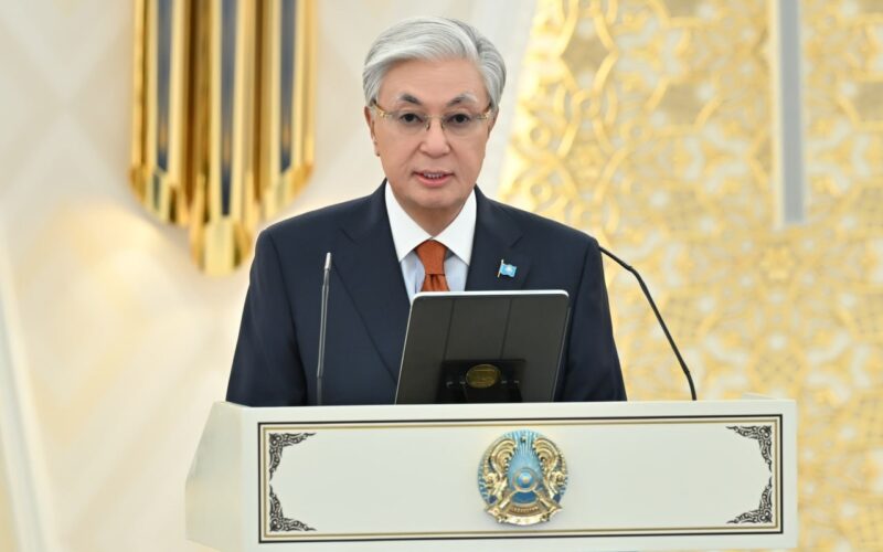 Қасым-Жомарт Тоқаев марапат иелерін құттықтап, әрқайсысының ел үшін сіңірген еңбегіне жеке-жеке тоқталды
