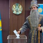 Казахстанец в образе бия одним из первых проголосовал в Токио