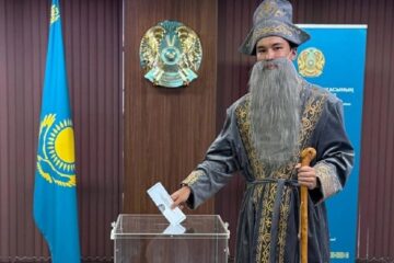 Казахстанец в образе бия одним из первых проголосовал в Токио
